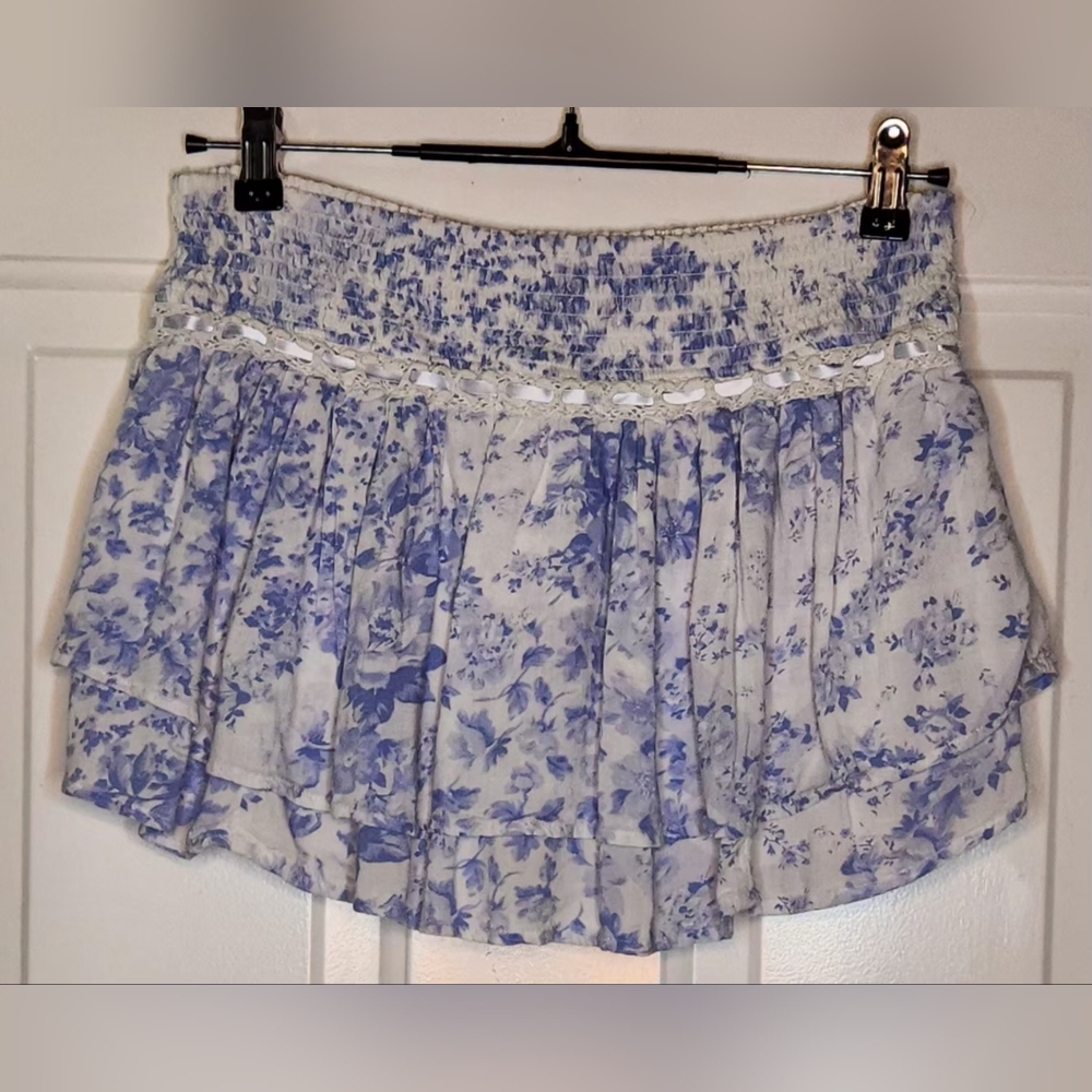 Hollister Light Blue Floral Smocked Tiered Mini Skort Size M- waist-29" & L-12.5 - Picture 4 of 6